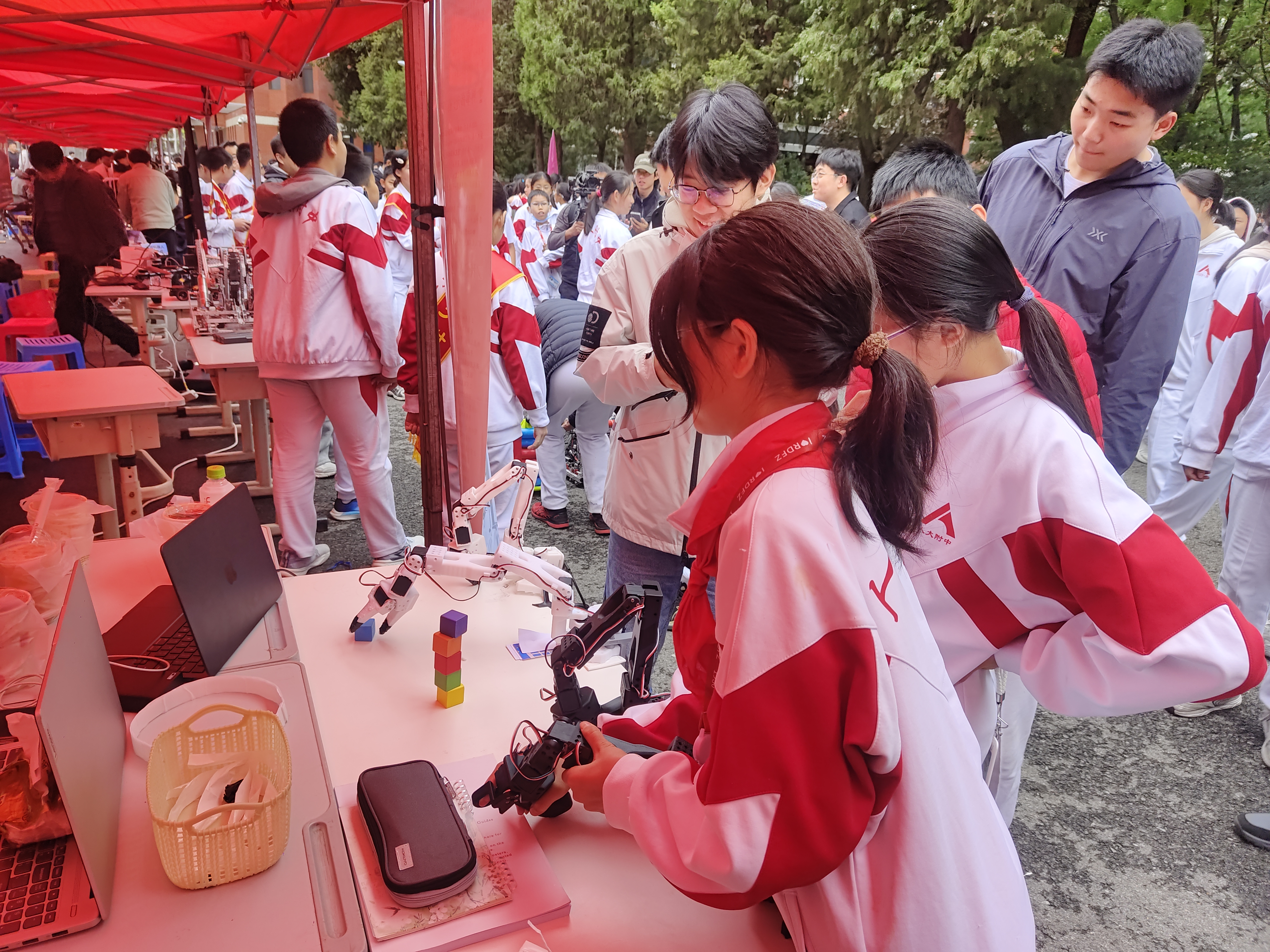 附中员工互动2.jpg